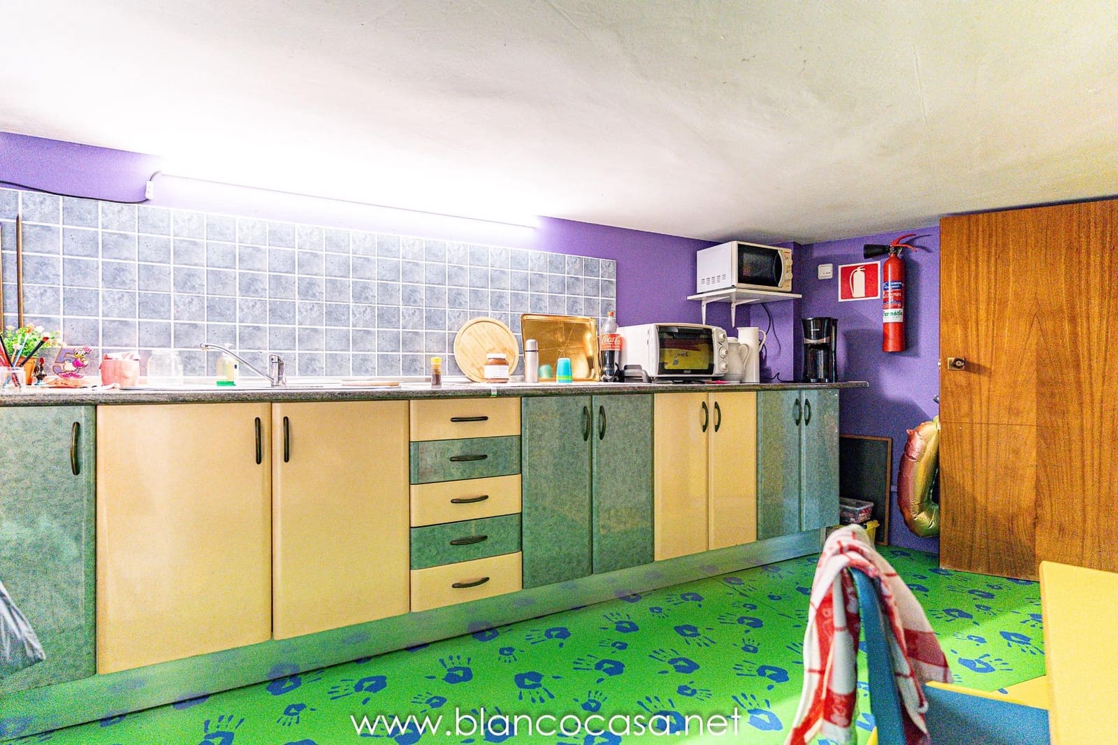 Business for rent in Carballo - € 600 (Ref: 9383421)