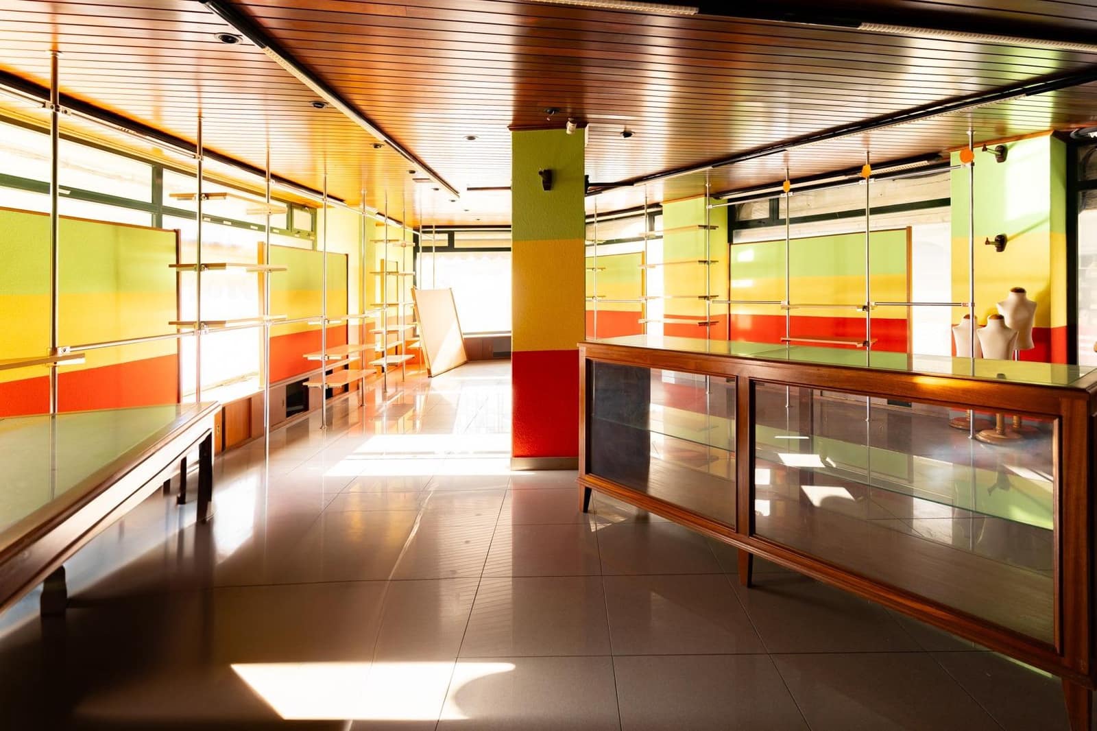 Commercieel te koop in Carballo - € 84.900 (Ref: 9383425)