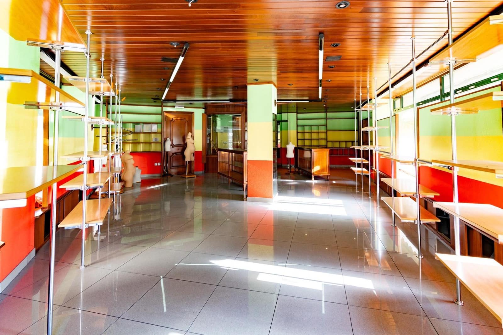 Commercieel te koop in Carballo - € 84.900 (Ref: 9383425)