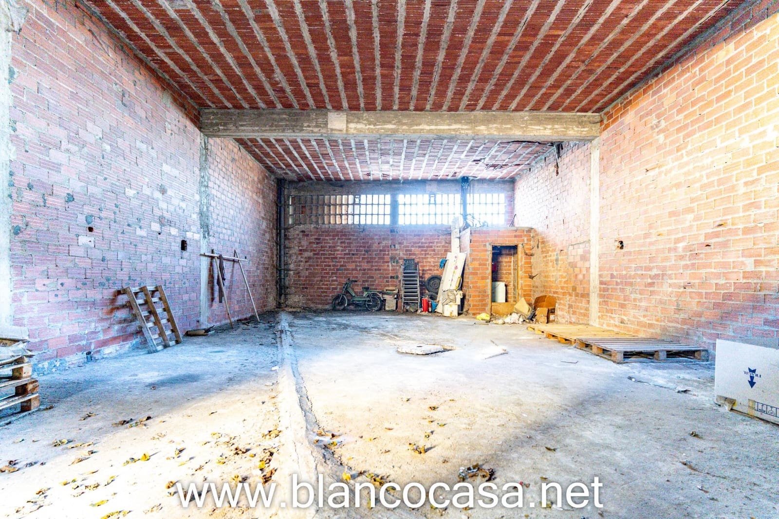 Kommersiell til salgs i Carballo med garasje - € 67 000 (Ref: 9383430)