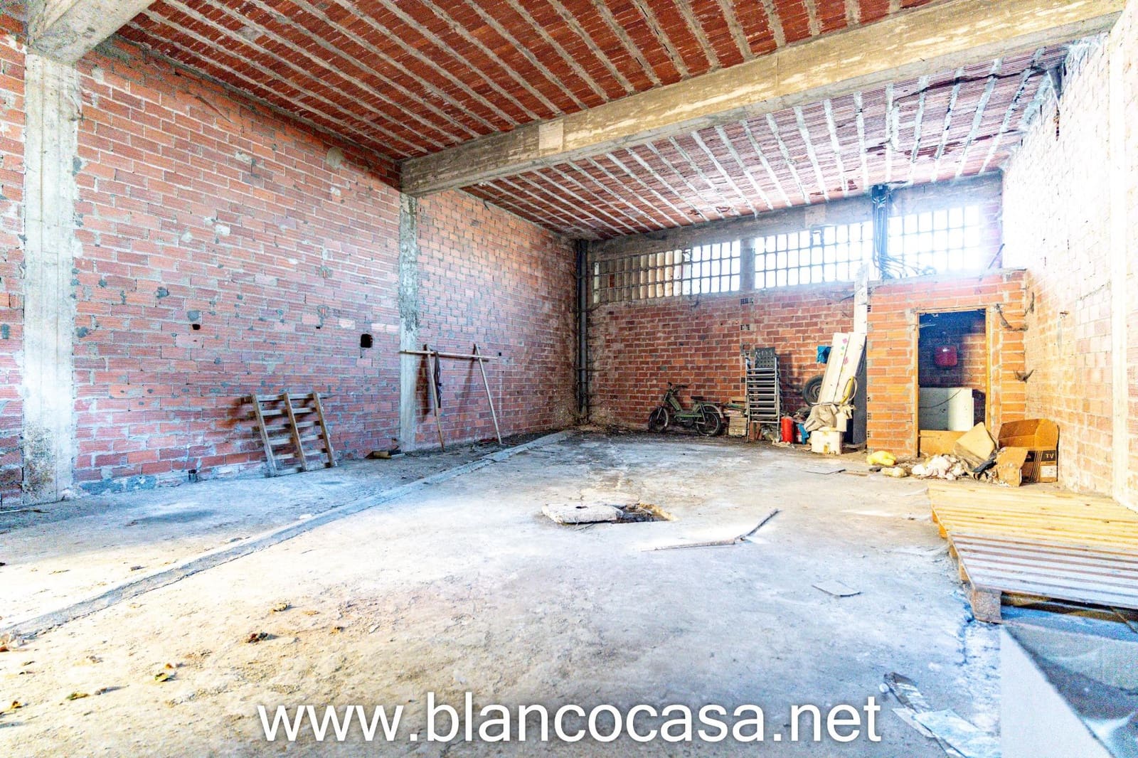 Kommersiell til salgs i Carballo med garasje - € 67 000 (Ref: 9383430)