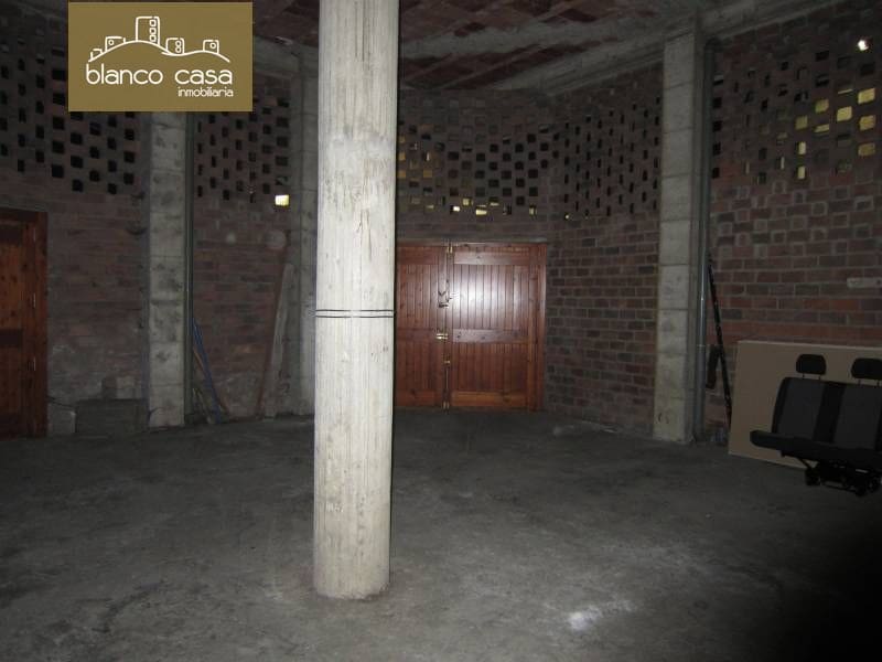 Erhverv til leje i Carballo med garage - € 500 (Ref: 9383440)