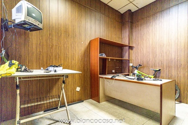 Kaupallinen myytävänä paikassa Carballo - 140 000 € (Ref: 9383448)