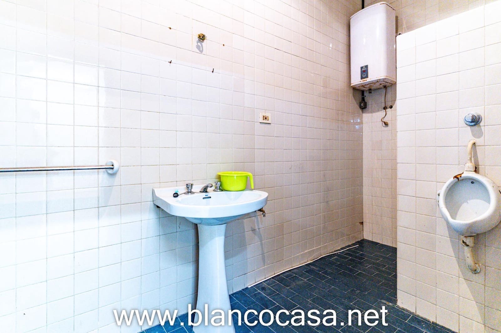 Commercial for rent in Arteixo - € 1,300 (Ref: 9383451)