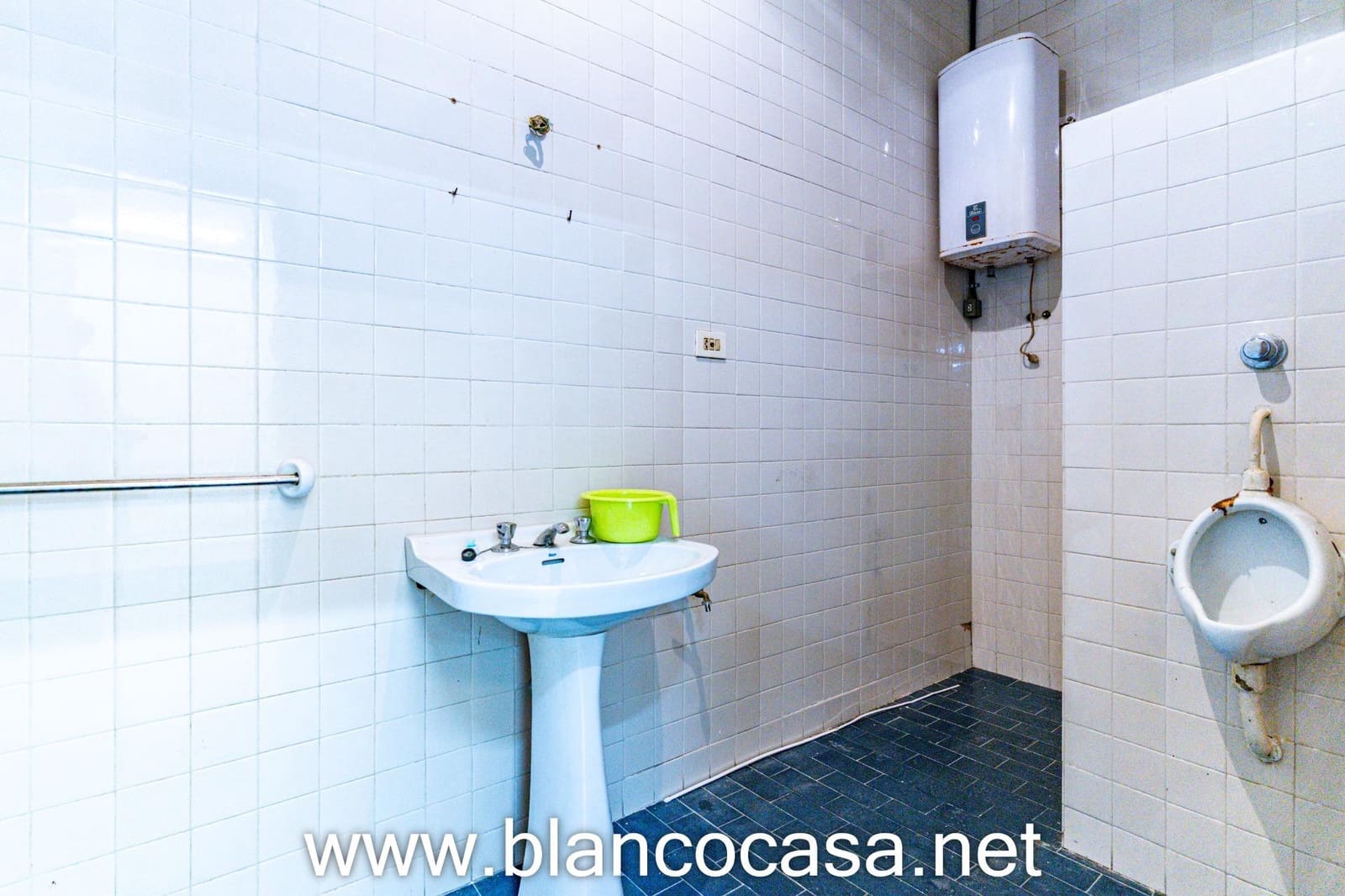 Commercial for rent in Arteixo - € 1,300 (Ref: 9383451)