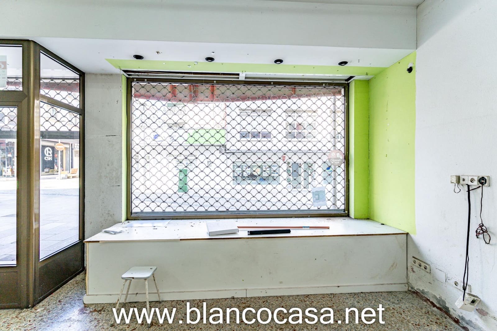 Commercial for rent in Arteixo - € 1,300 (Ref: 9383451)