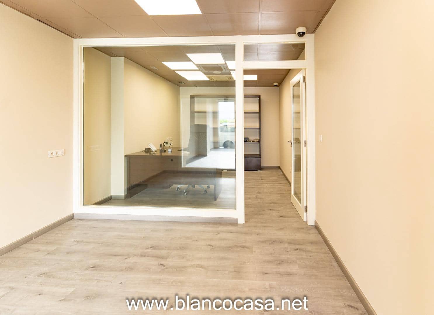 Kommersiell att hyra i Carballo - 390 € (Ref: 9383453)