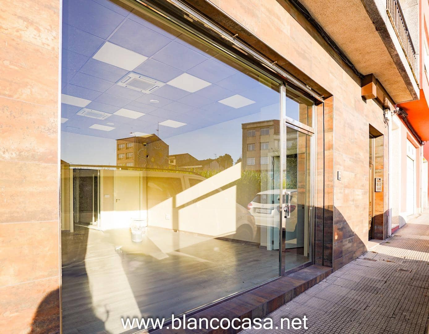 Kommersiell att hyra i Carballo - 390 € (Ref: 9383453)