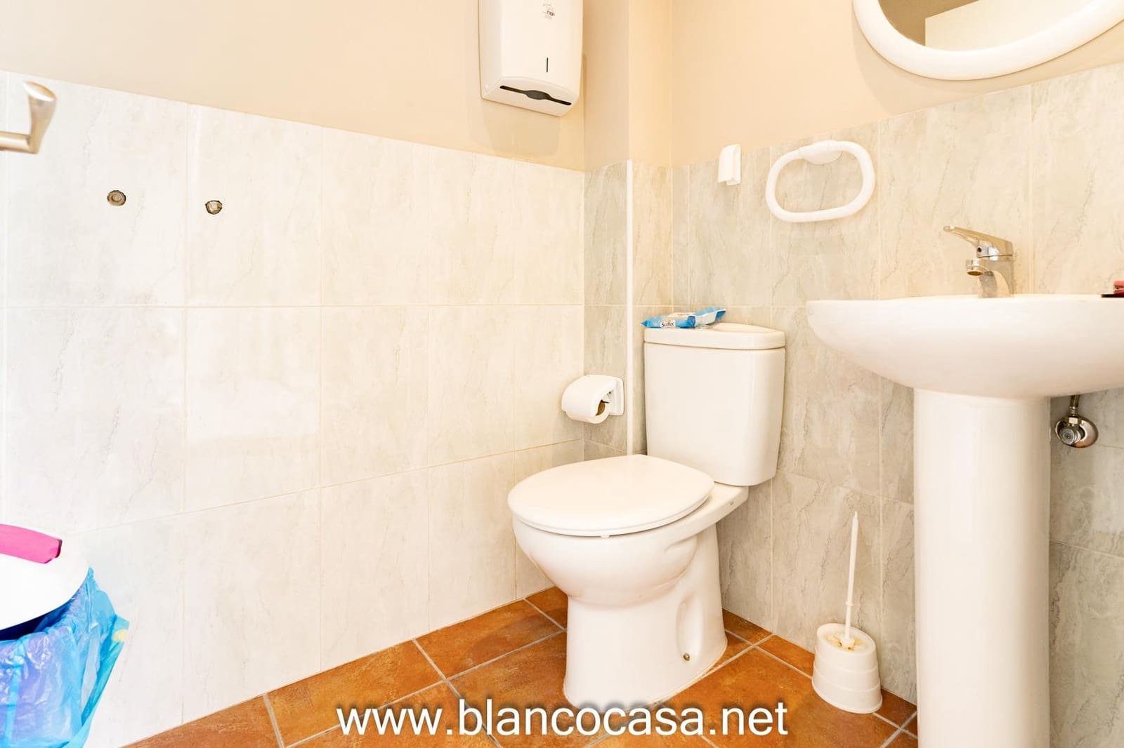 Kommersiell att hyra i Carballo - 390 € (Ref: 9383453)