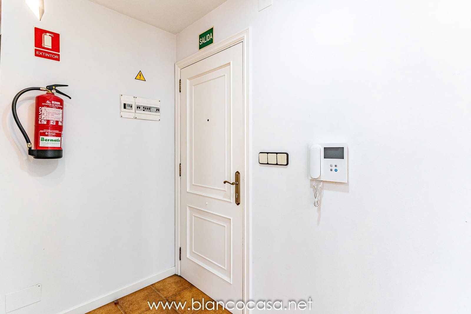 Toimisto vuokrattavana paikassa Carballo - 500 € (Ref: 9383454)