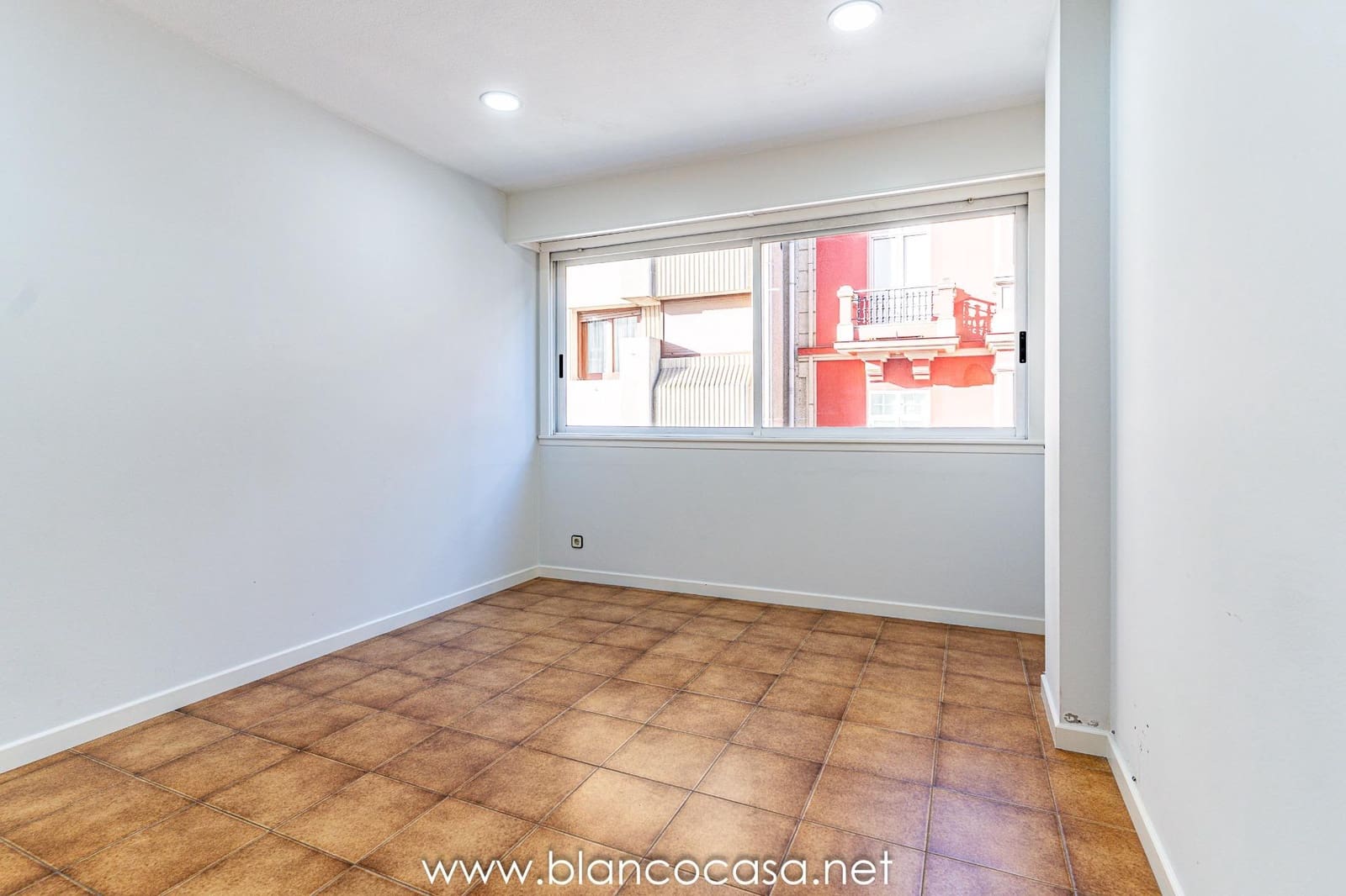 Toimisto vuokrattavana paikassa Carballo - 500 € (Ref: 9383454)