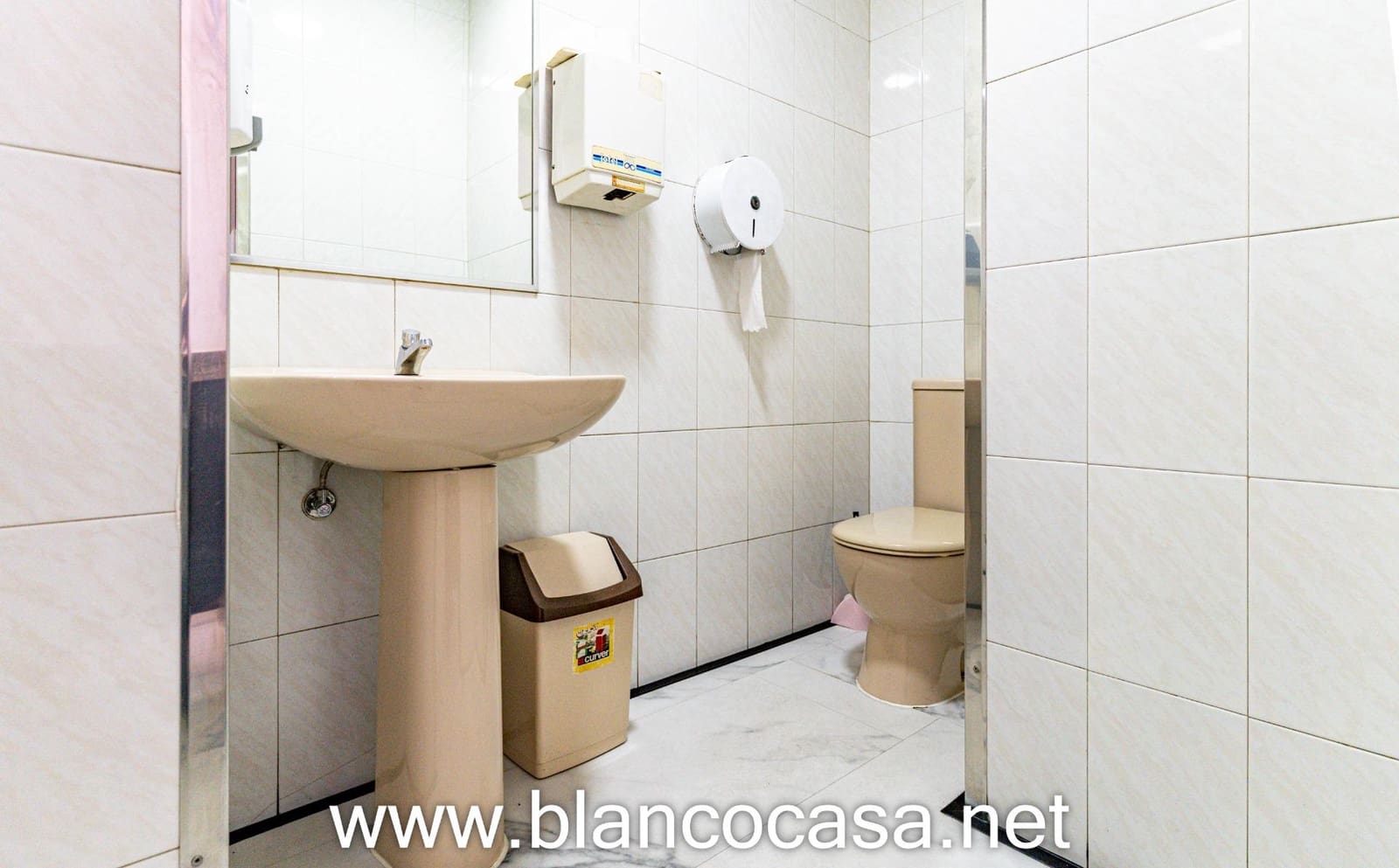 Business for rent in Carballo - € 600 (Ref: 9383461)