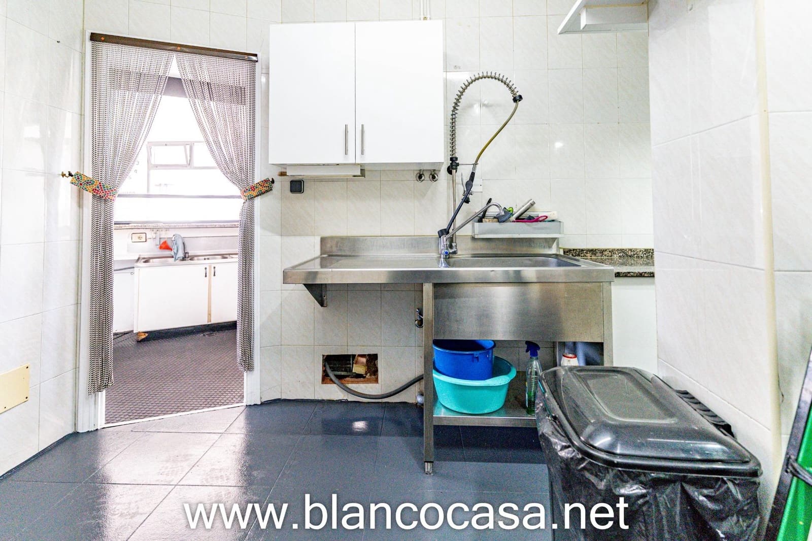 Business for rent in Carballo - € 600 (Ref: 9383461)