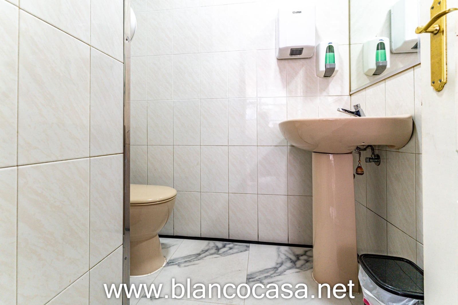 Business for rent in Carballo - € 600 (Ref: 9383461)