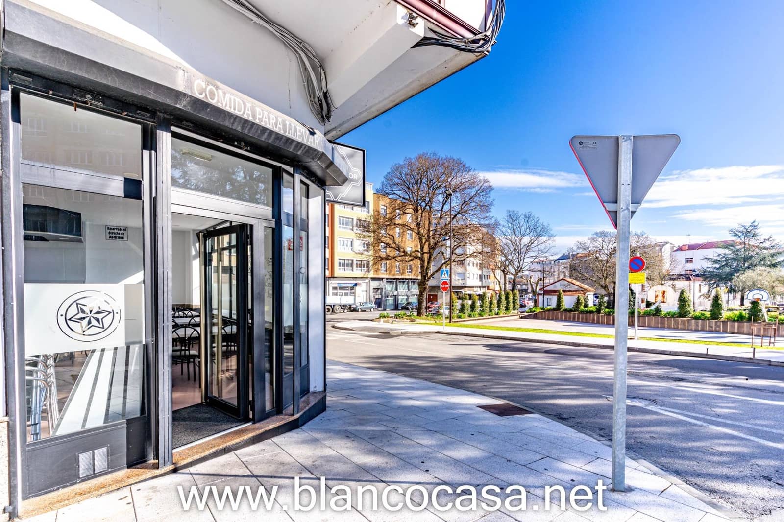 Business for rent in Carballo - € 600 (Ref: 9383461)