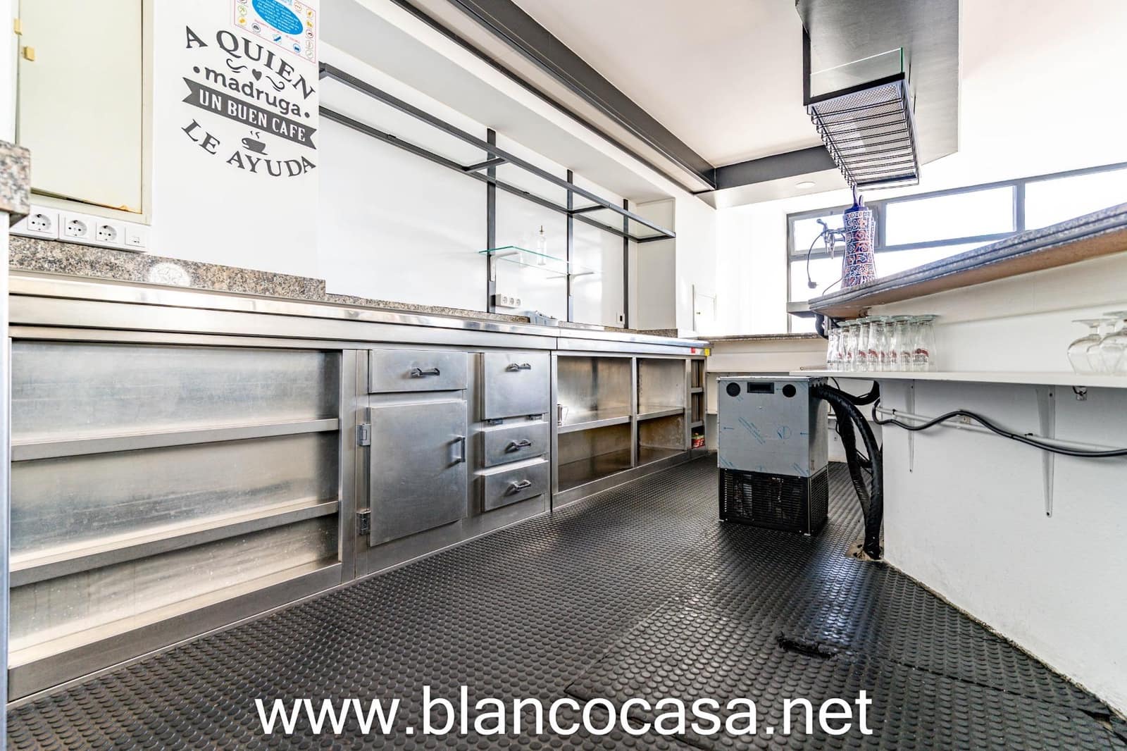 Business for rent in Carballo - € 600 (Ref: 9383461)