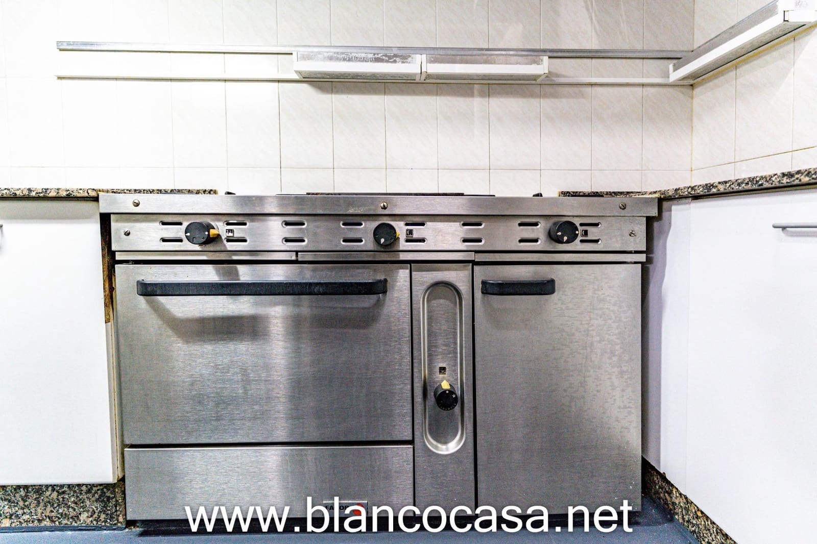 Business for rent in Carballo - € 600 (Ref: 9383461)