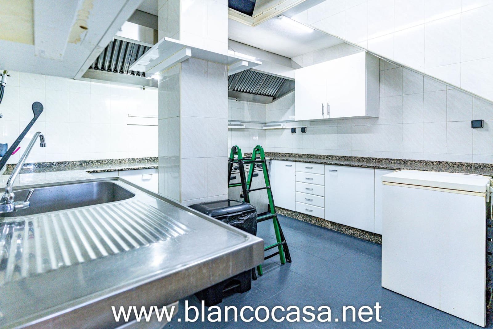 Business for rent in Carballo - € 600 (Ref: 9383461)