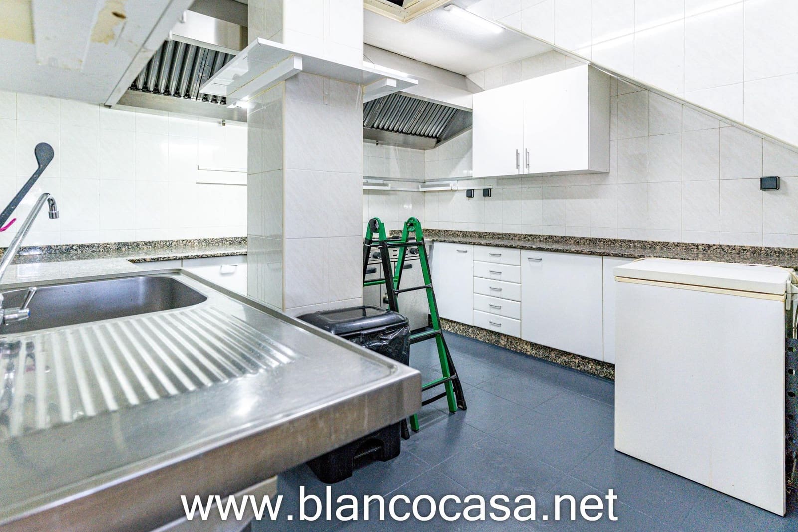 Business for rent in Carballo - € 600 (Ref: 9383461)