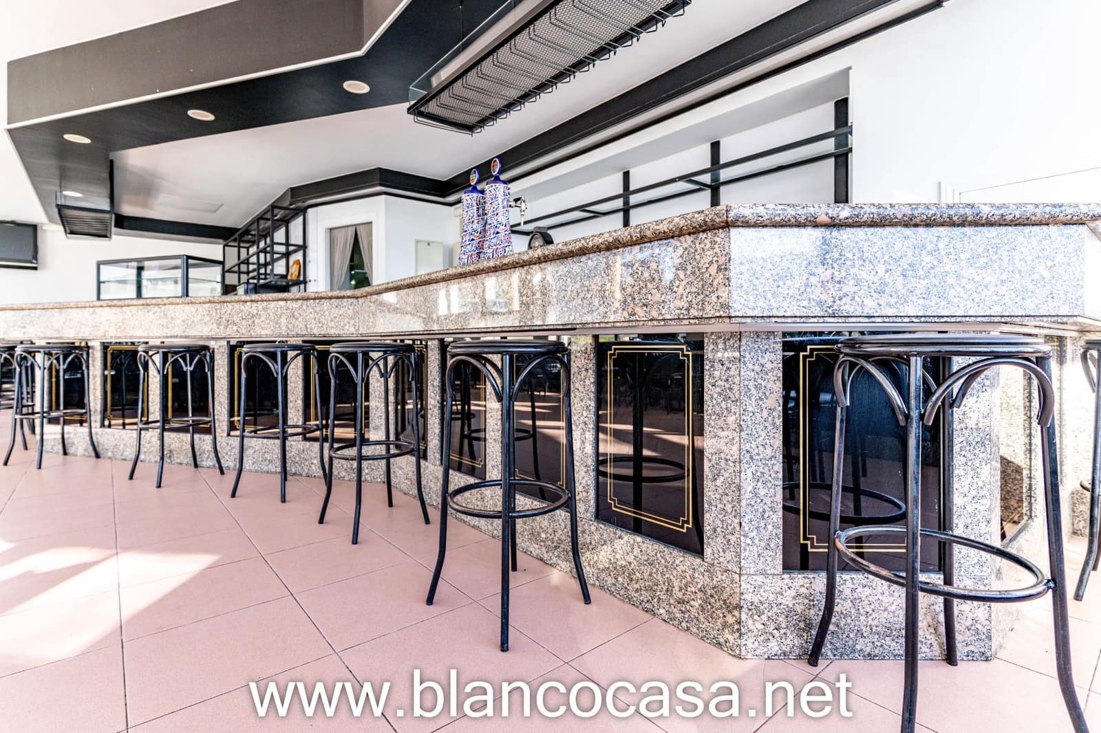 Business for rent in Carballo - € 600 (Ref: 9383461)