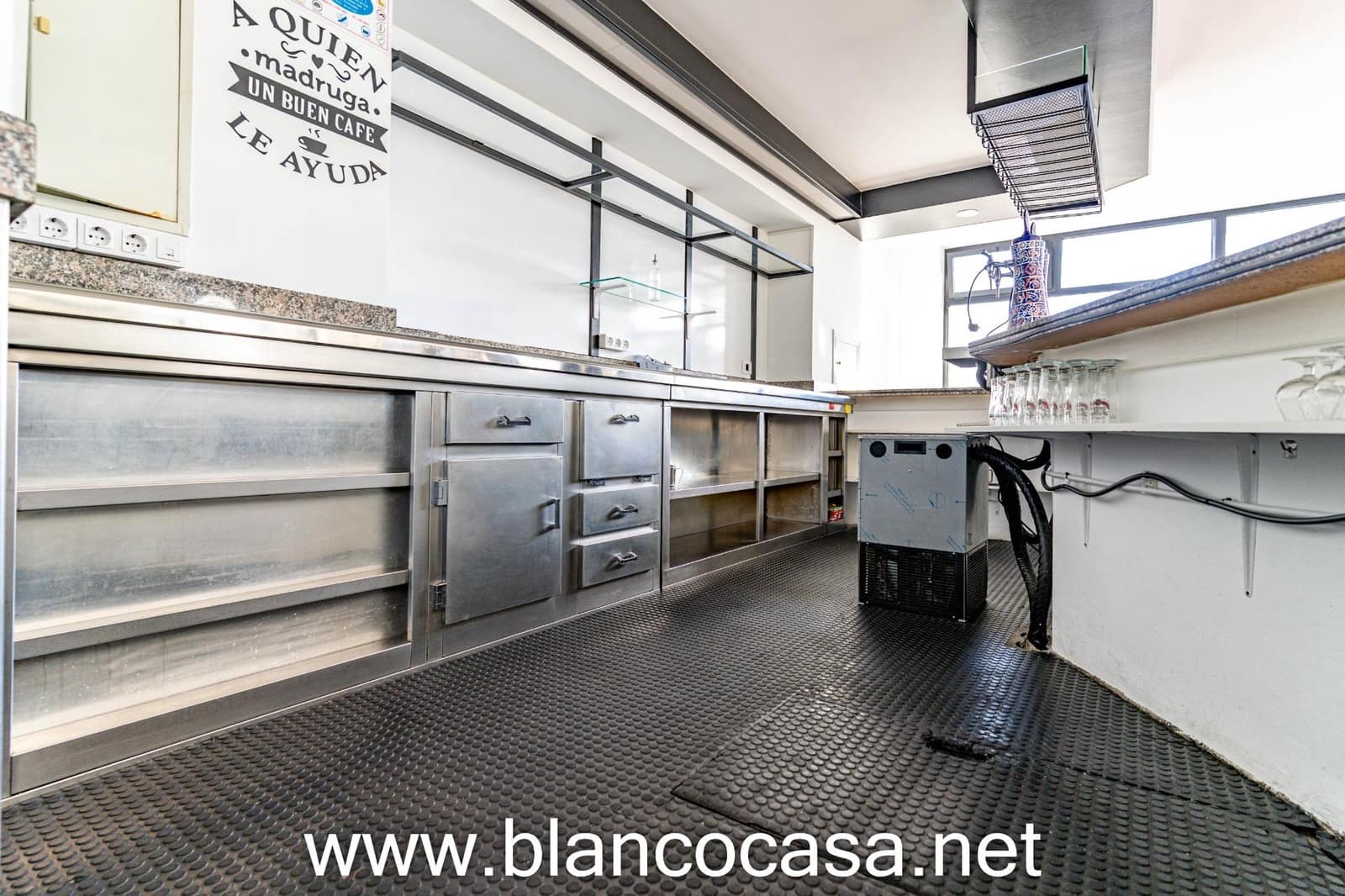 Business for rent in Carballo - € 600 (Ref: 9383461)