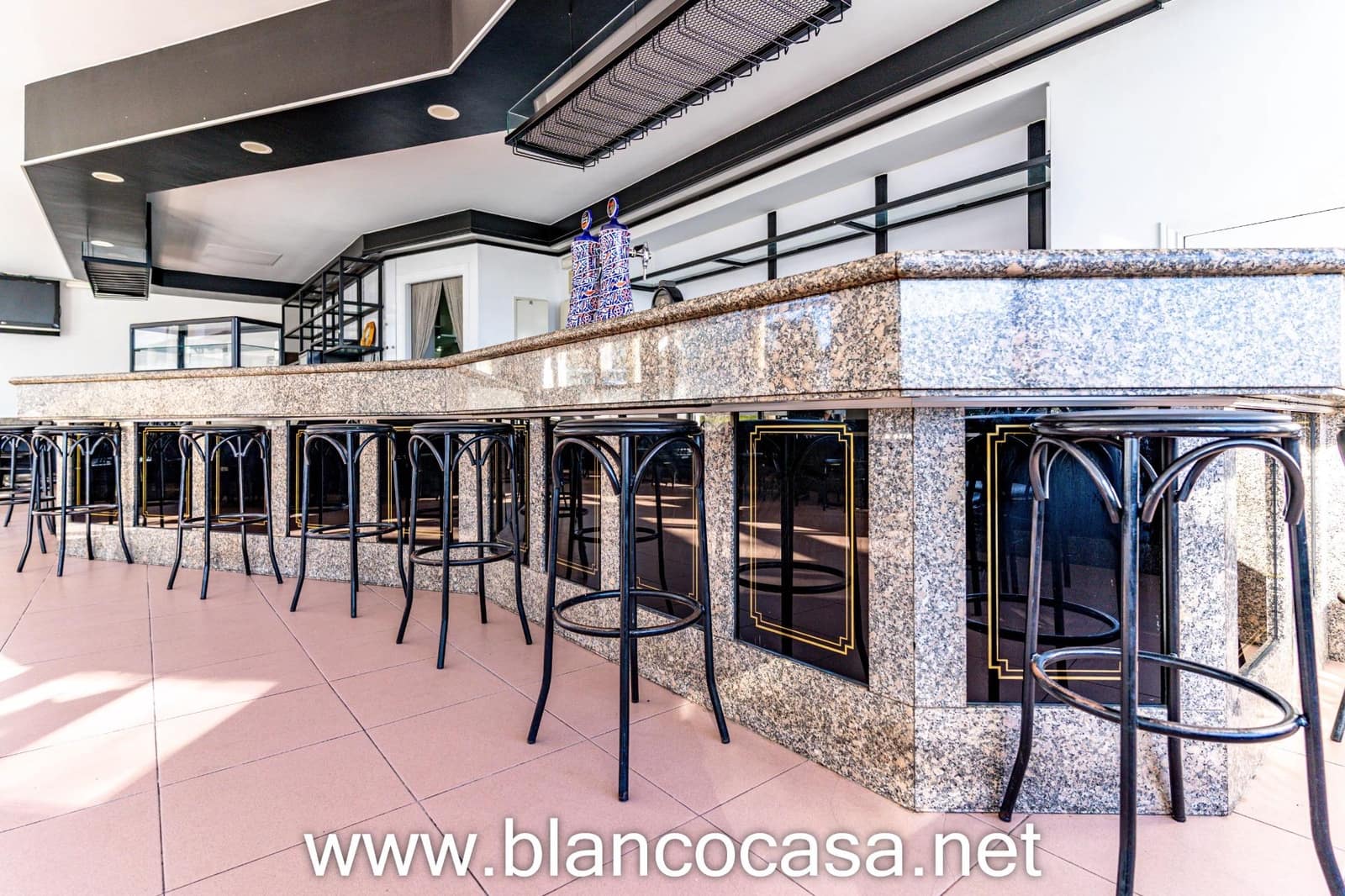 Business for rent in Carballo - € 600 (Ref: 9383461)