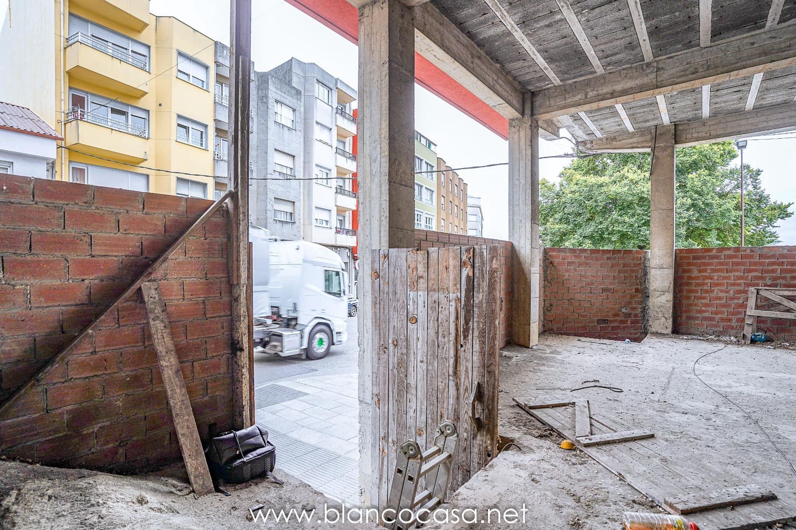 Commercieel te koop in Carballo - € 110.000 (Ref: 9383466)