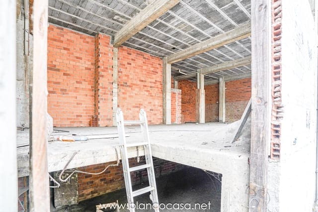 Commercieel te koop in Carballo - € 110.000 (Ref: 9383466)