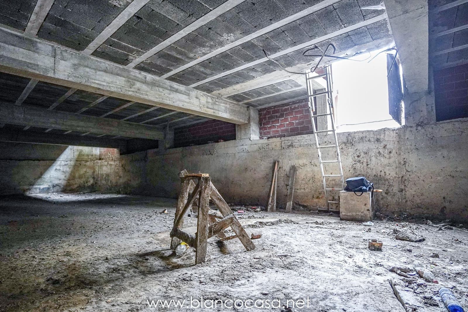 Commercieel te koop in Carballo - € 110.000 (Ref: 9383466)