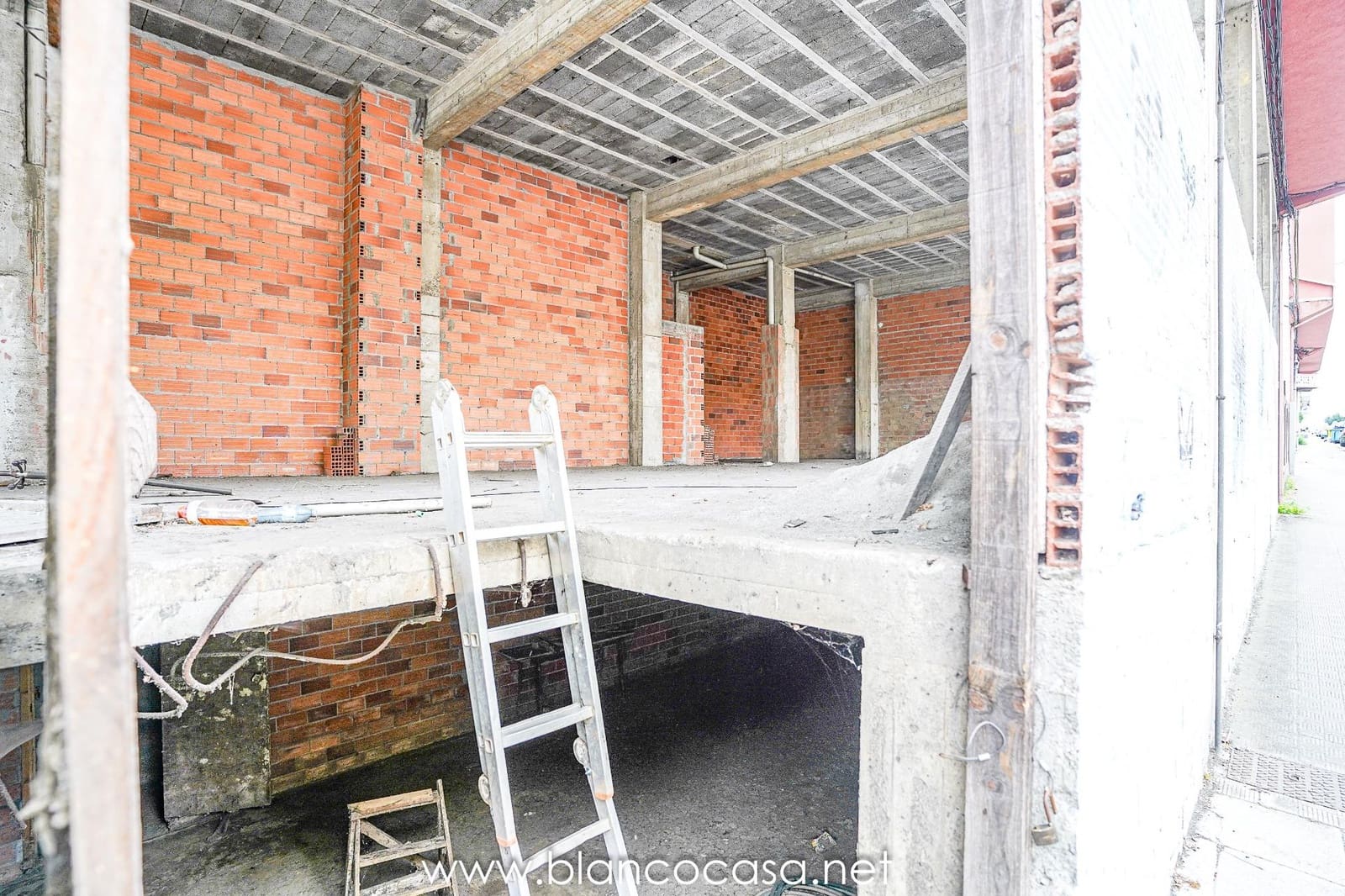 Commercieel te koop in Carballo - € 110.000 (Ref: 9383466)