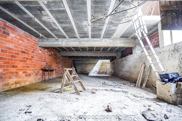 Commercieel te koop in Carballo - € 110.000 (Ref: 9383466)