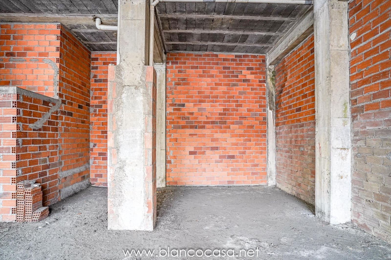 Commercieel te koop in Carballo - € 110.000 (Ref: 9383466)