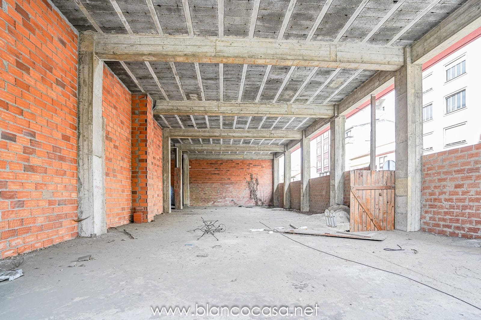 Commercieel te koop in Carballo - € 110.000 (Ref: 9383466)