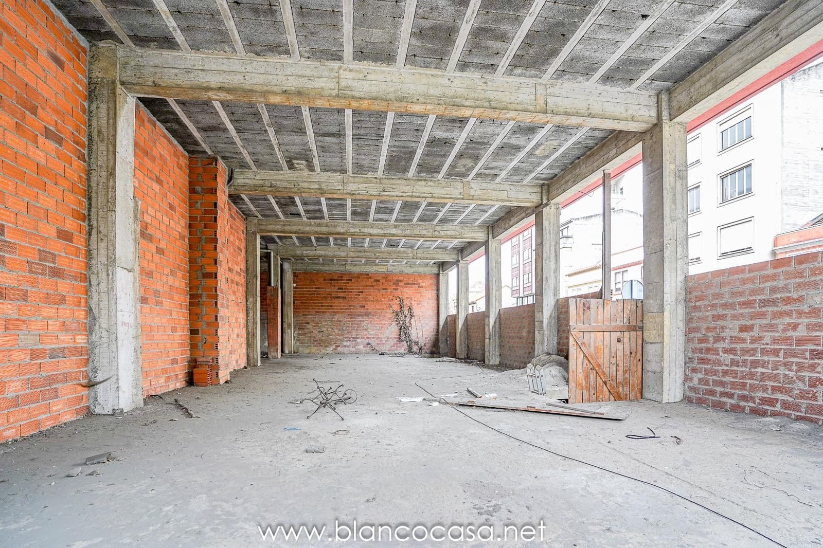 Commercieel te koop in Carballo - € 110.000 (Ref: 9383466)