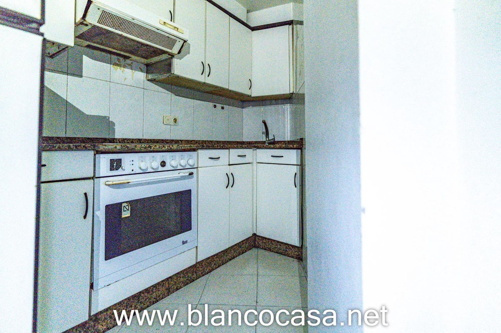 Commercial for rent in Carballo - € 300 (Ref: 9383468)