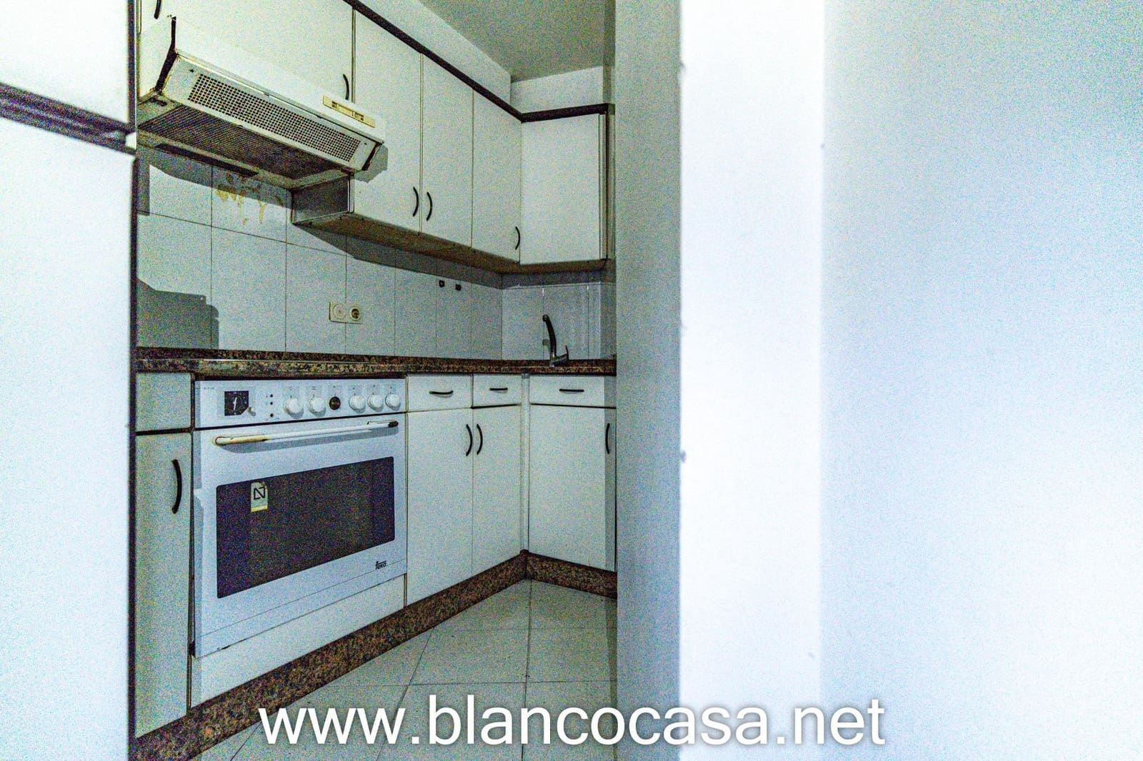 Commercial for rent in Carballo - € 300 (Ref: 9383468)