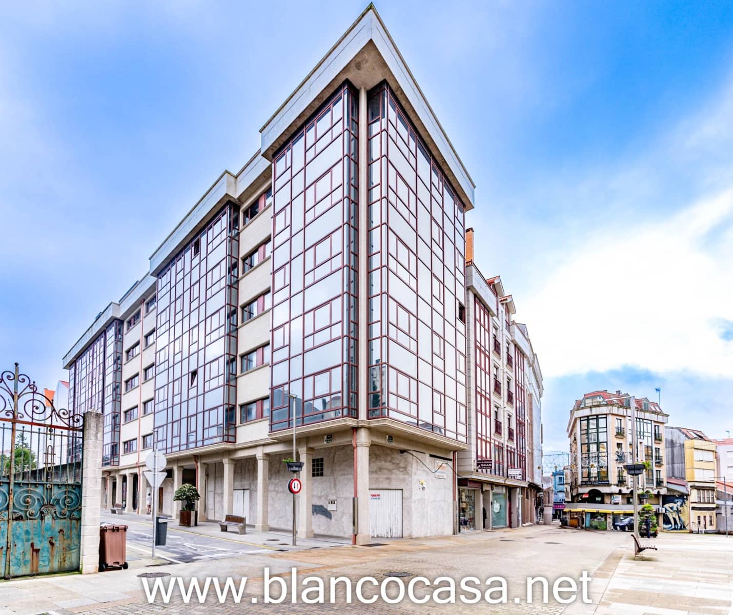 Commercial for rent in Carballo with garage - € 550 (Ref: 9383469)