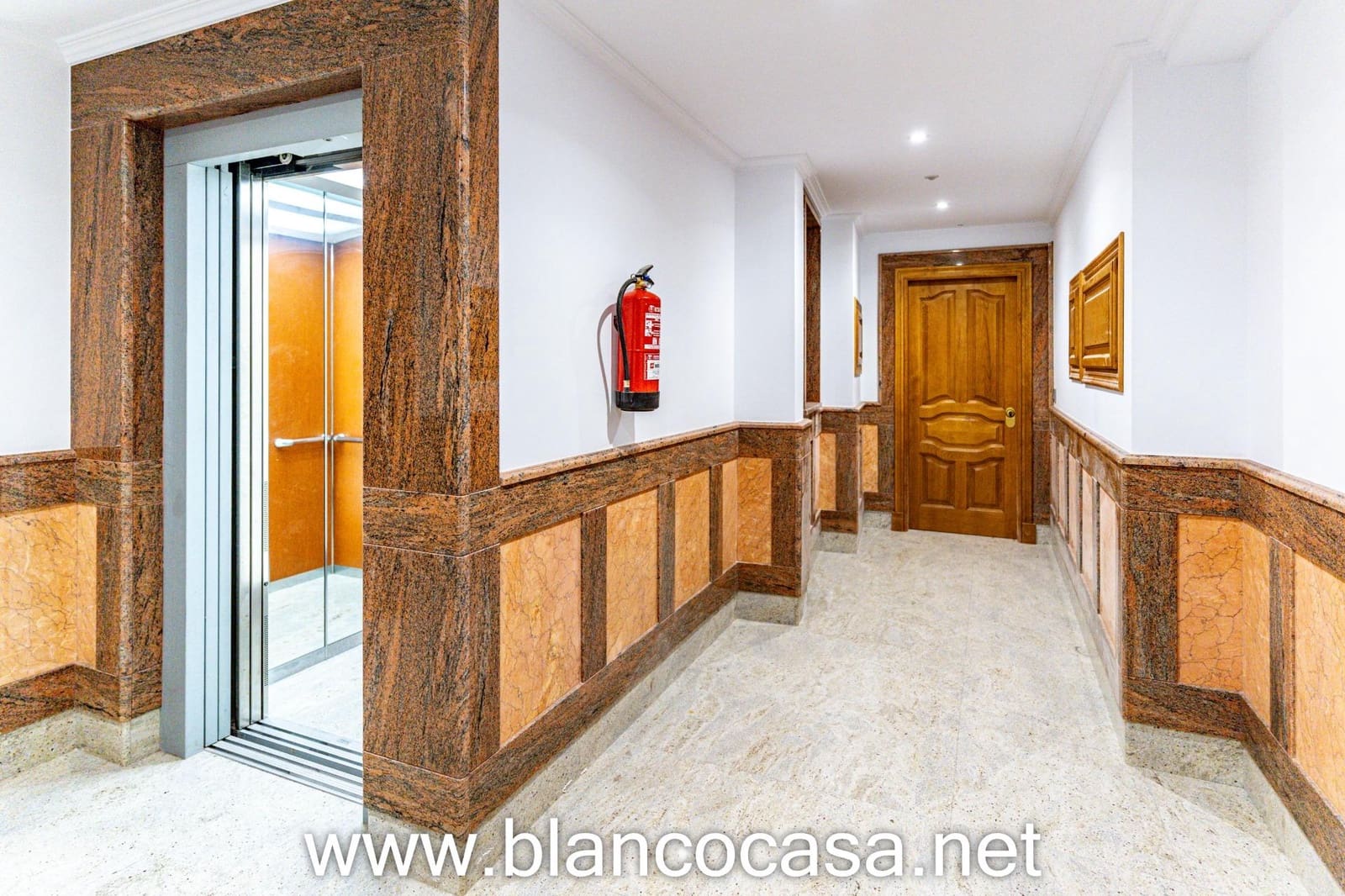 Commercial for rent in Carballo with garage - € 550 (Ref: 9383469)