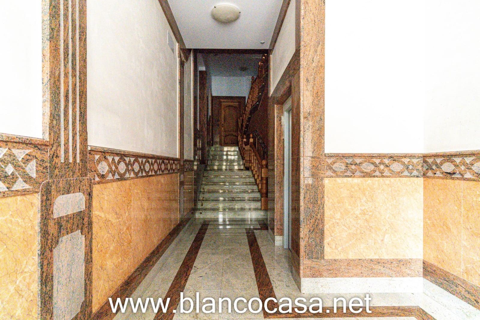 Commercial for rent in Carballo with garage - € 550 (Ref: 9383469)