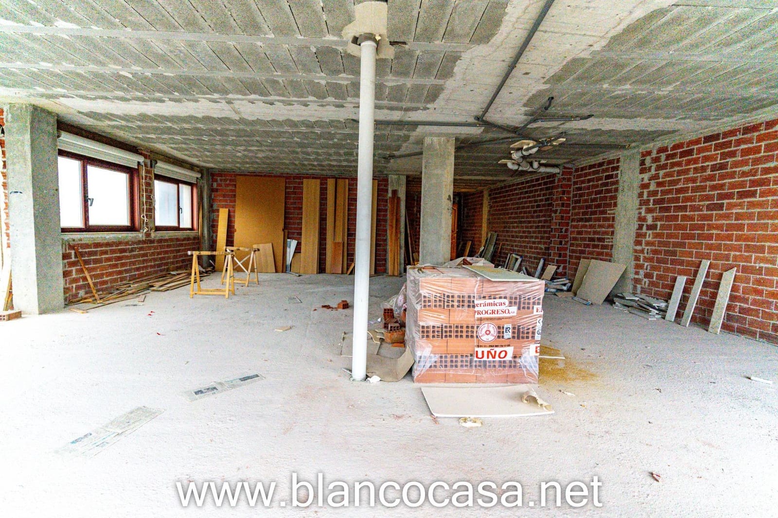 Commercial for rent in Carballo with garage - € 550 (Ref: 9383469)