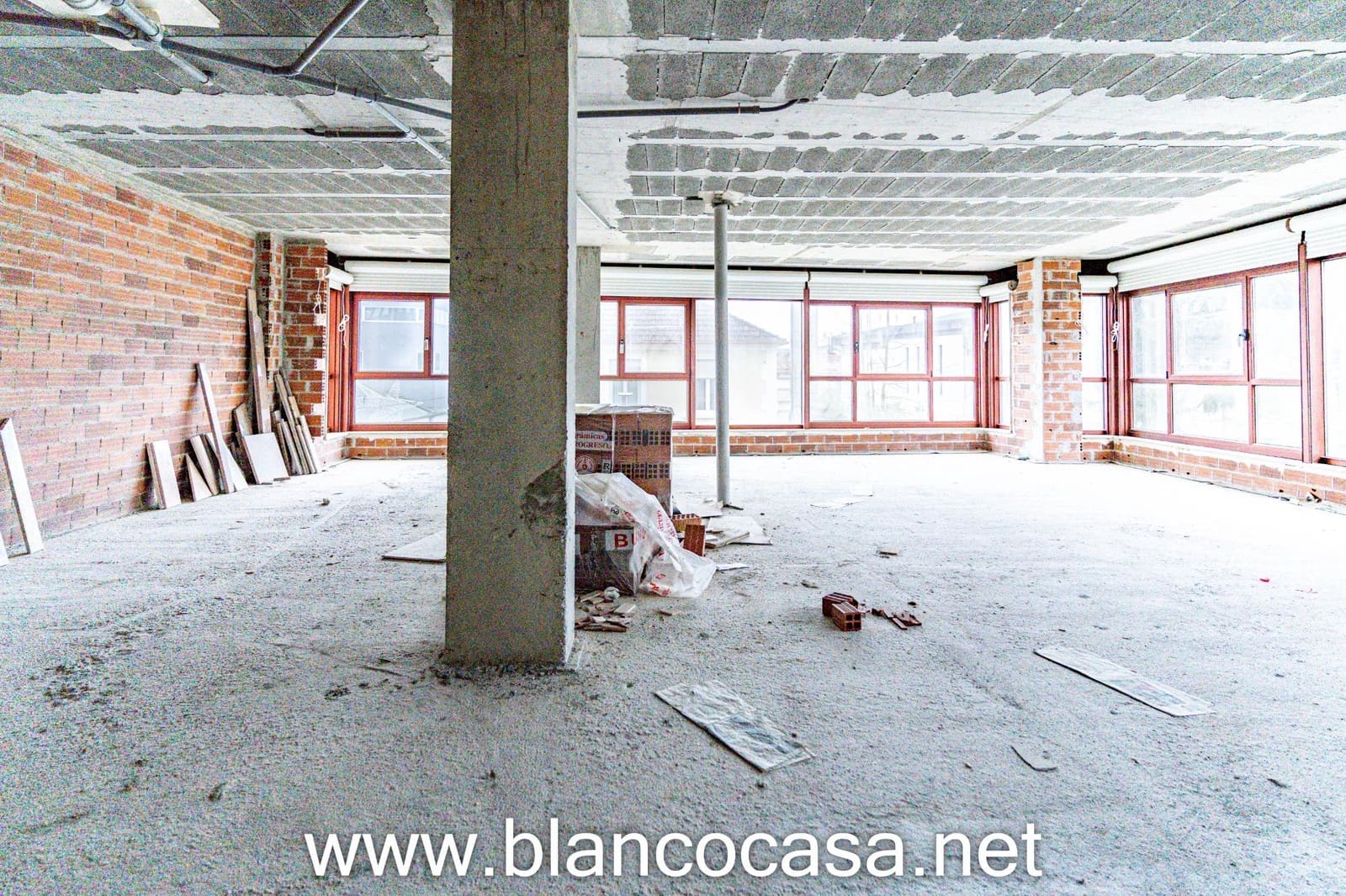 Commercial for rent in Carballo with garage - € 550 (Ref: 9383469)