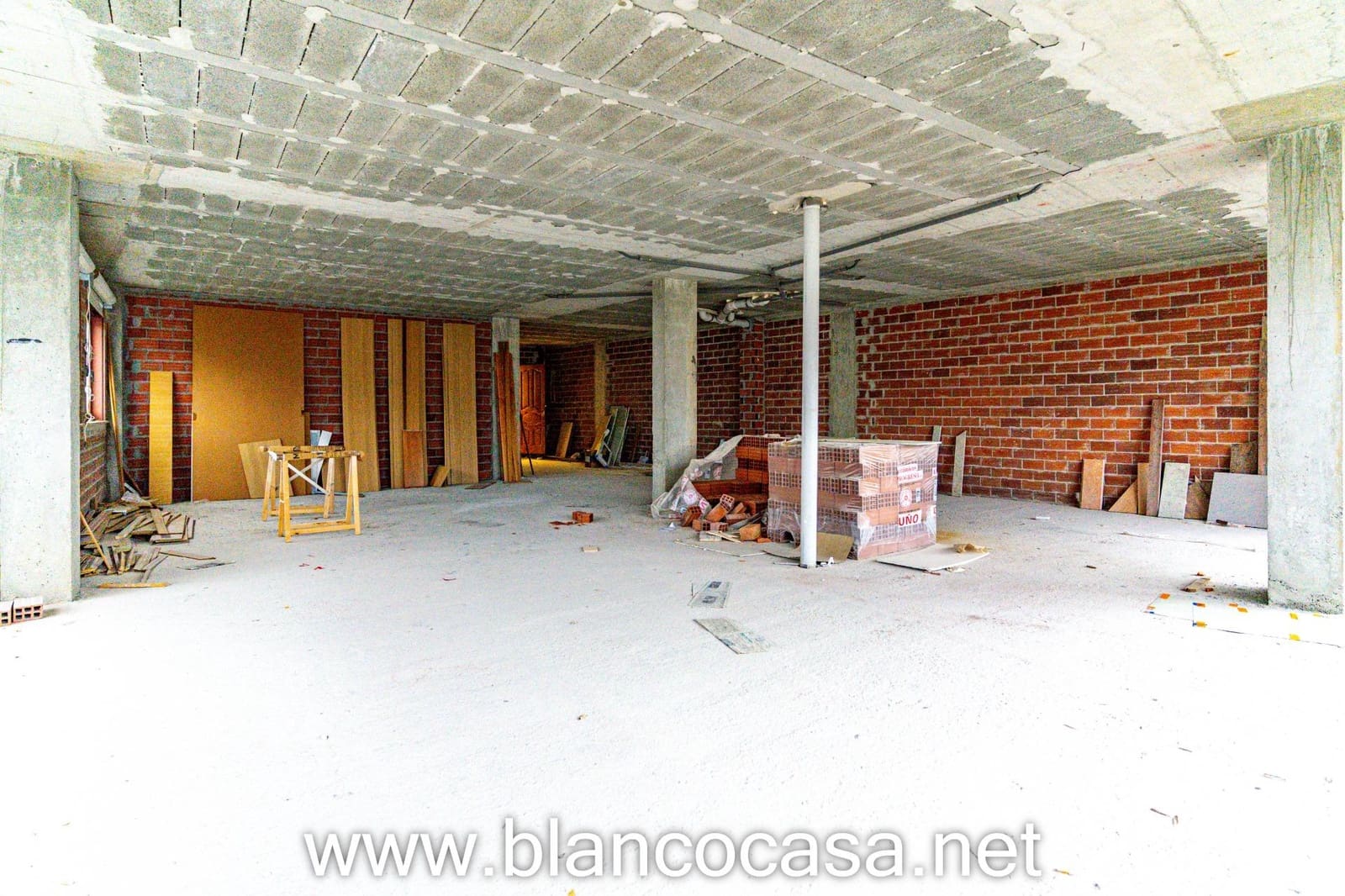 Commercial for rent in Carballo with garage - € 550 (Ref: 9383469)