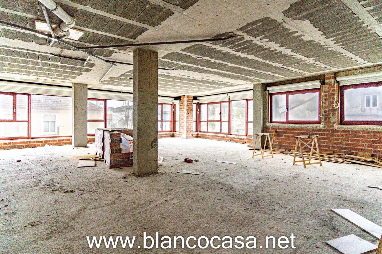 Commercial for rent in Carballo with garage - € 550 (Ref: 9383469)