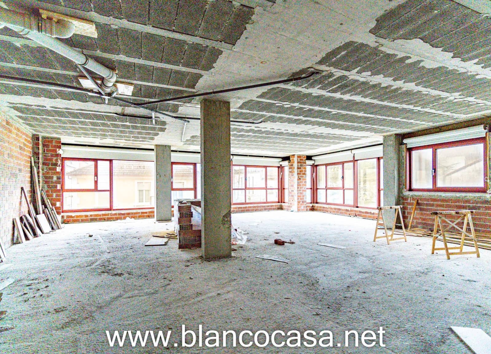 Commercial for rent in Carballo with garage - € 550 (Ref: 9383469)