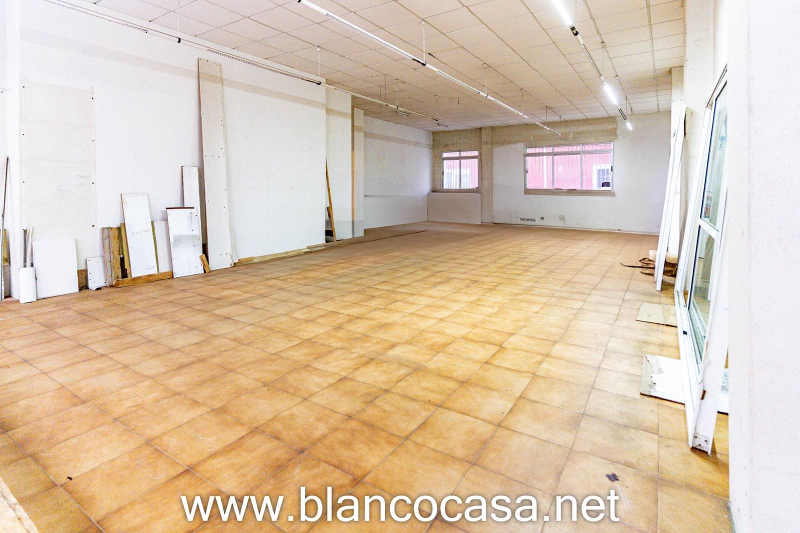 Commercial for rent in Carballo - € 400 (Ref: 9383470)
