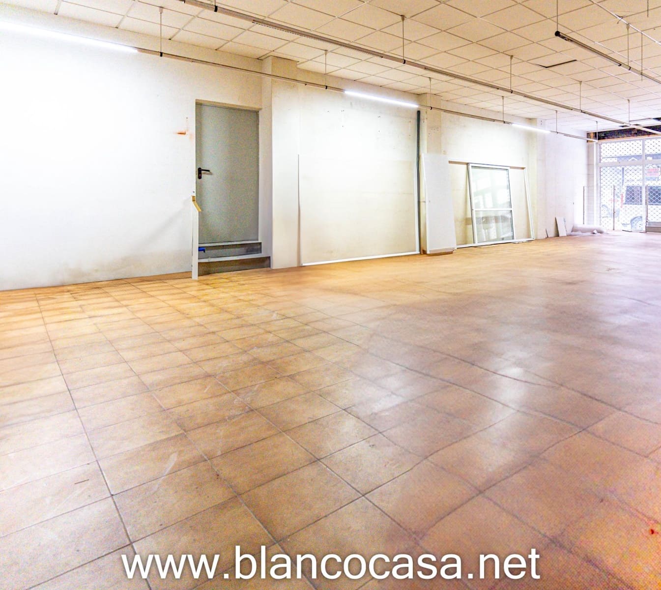 Commercial for rent in Carballo - € 400 (Ref: 9383470)