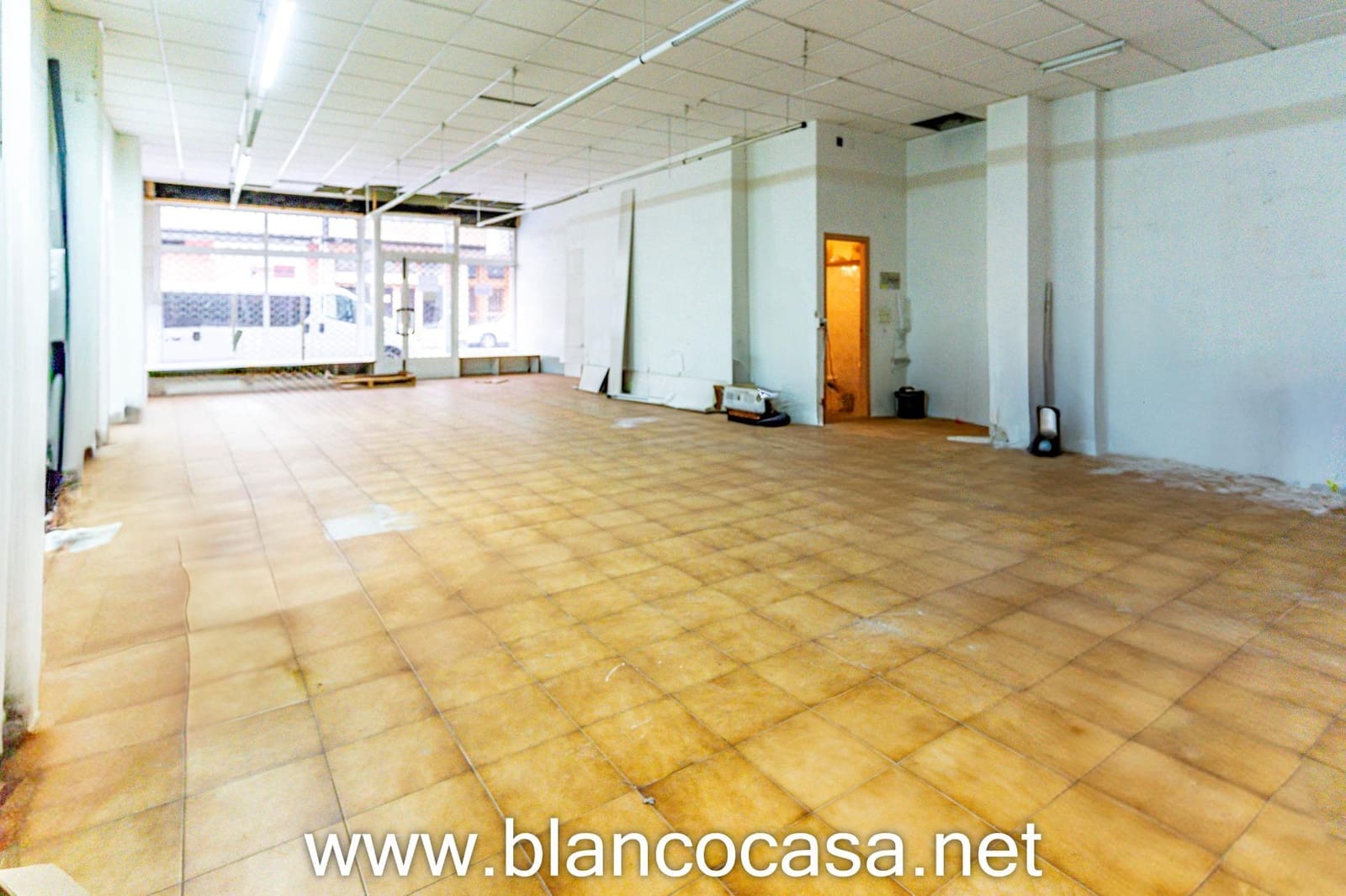 Commercial for rent in Carballo - € 400 (Ref: 9383470)