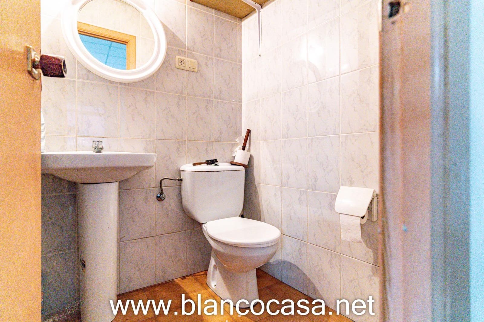 Commercial for rent in Carballo - € 400 (Ref: 9383470)