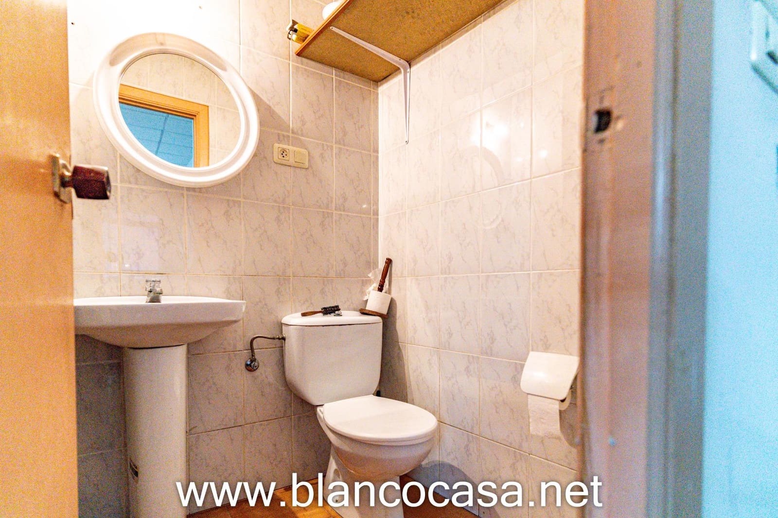 Commercial for rent in Carballo - € 400 (Ref: 9383470)