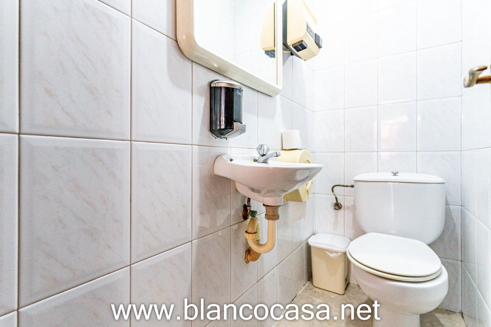 Commercieel te koop in Carballo - € 59.900 (Ref: 9383480)